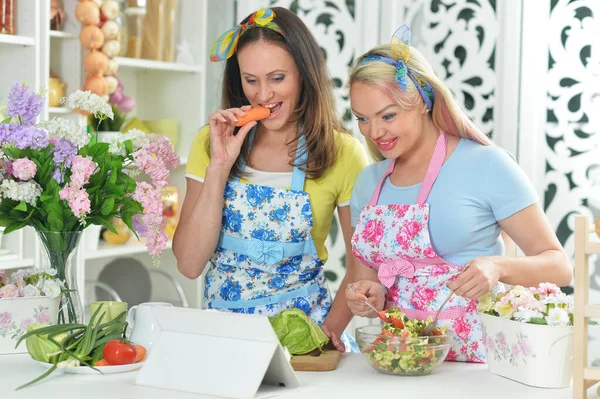 Twee Mooie Jonge Vrouwen Samen Koken Keuken — Stockfoto