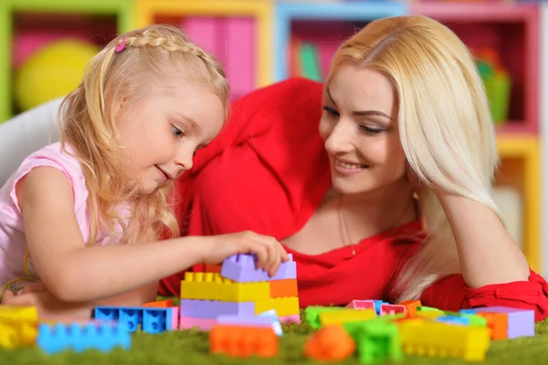 Madre Joven Hija Pequeña Jugando Lego Juego — Foto de Stock