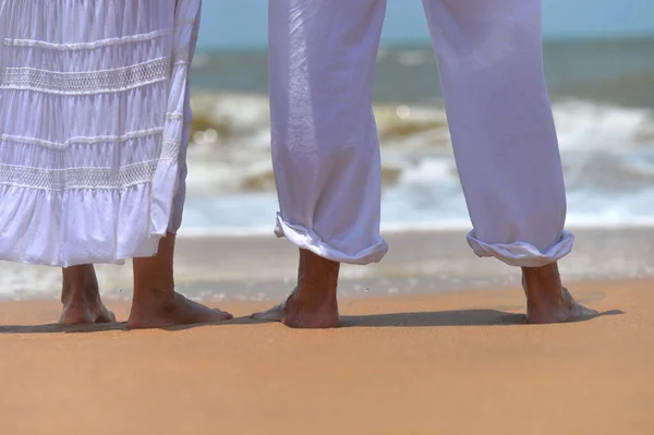 Szczęśliwa Para Podeszłym Wieku Chodzenia Tropikalnej Plaży — Zdjęcie stockowe