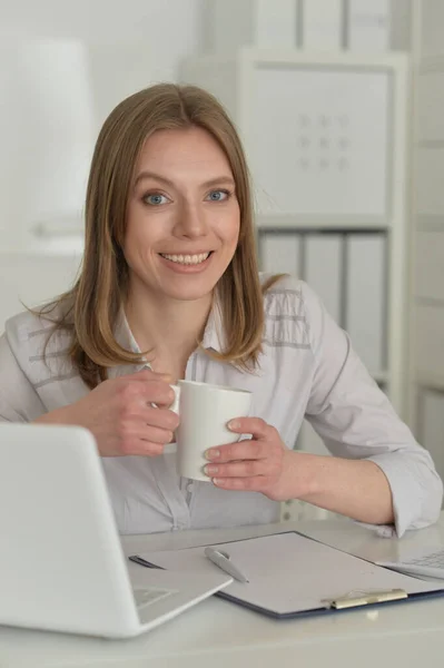 Молодая Женщина Ноутбуком Чашкой Кофе Офисе — стоковое фото