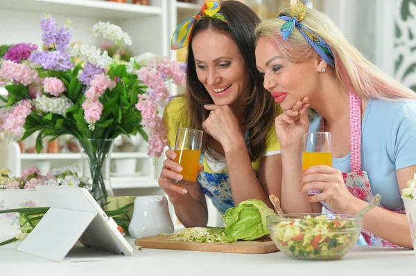 Duas Belas Mulheres Jovens Cozinhar Juntos Cozinha — Fotografia de Stock