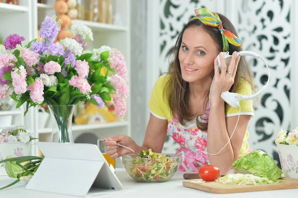 Portrait Beautiful Young Woman Headphones Cooking Kitchen — Stock fotografie