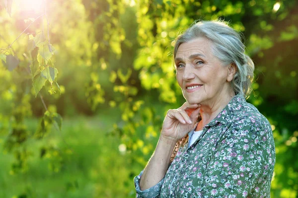 Χαρούμενη Χαμογελαστή Ηλικιωμένη Γυναίκα Έξω — Φωτογραφία Αρχείου