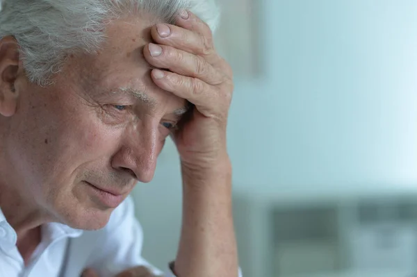 Retrato Homem Idoso Doente Triste Com Dor Cabeça — Fotografia de Stock