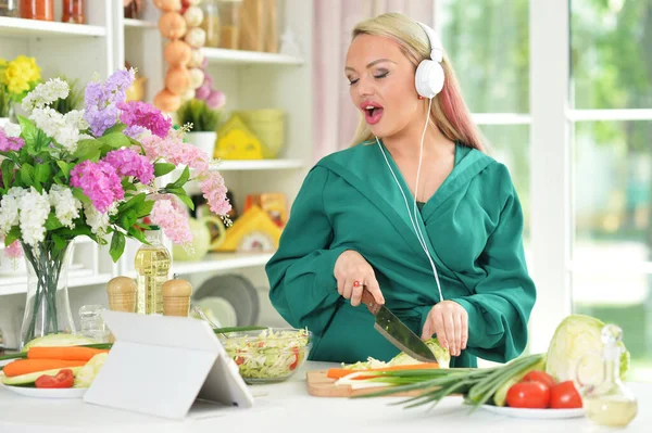 Young Woman Headphones Cooking Salad Kitchen — Foto Stock