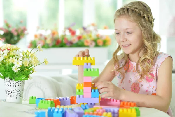 Boldog Aranyos Kislány Játszik Kockákkal — Stock Fotó