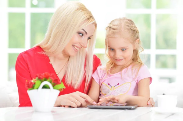 母亲和女儿使用平板电脑 — 图库照片