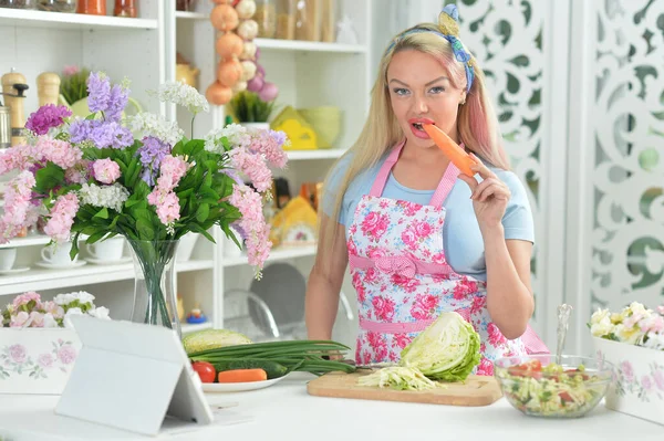 Jovem Mulher Cozinhar Salada Cozinha — Fotografia de Stock