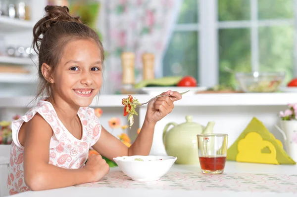 Πορτρέτο Του Χαριτωμένο Κορίτσι Τρώει Σαλάτα Στην Κουζίνα — Φωτογραφία Αρχείου