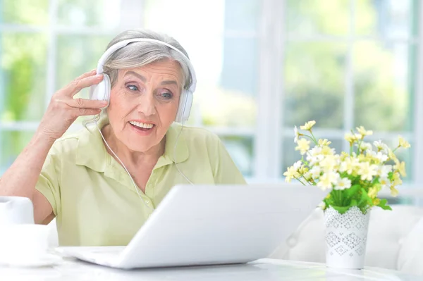 Mujer Mayor Usando Ordenador Portátil Casa — Foto de Stock