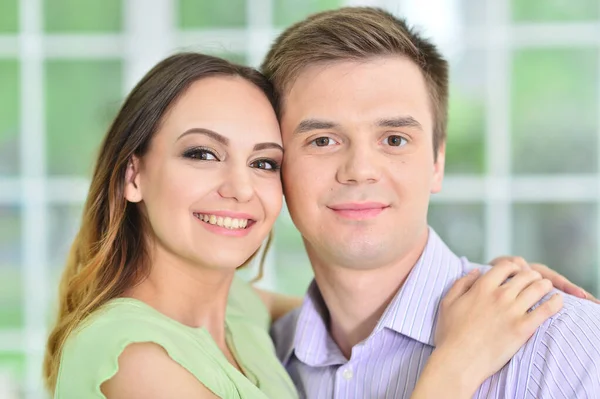 Primer Plano Retrato Feliz Pareja Joven Posando Casa — Foto de Stock