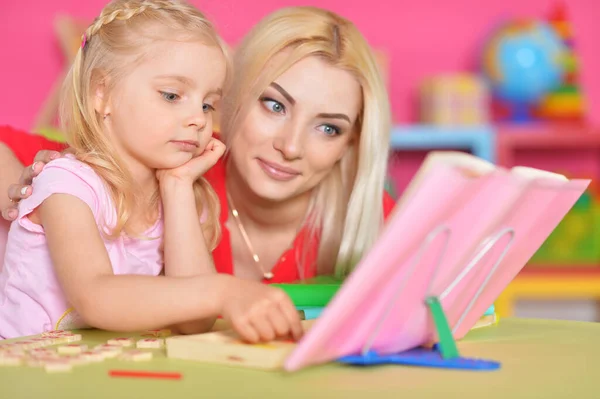 Little Cute Girl Mother Studying Table Home — 图库照片