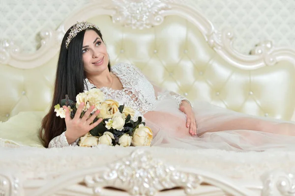 Young Pregnant Woman Posing Flowers Bedroom — Zdjęcie stockowe