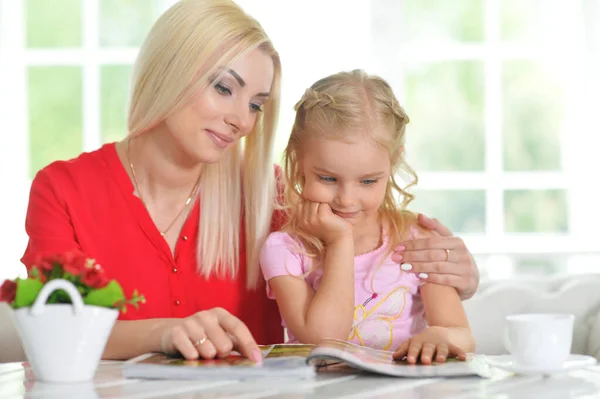 Sorridente Madre Con Figlioletta Con Rivista Casa — Foto Stock