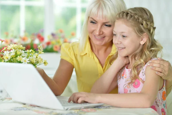 Mother Daughter Looking Laptop Computer — Stock Photo, Image