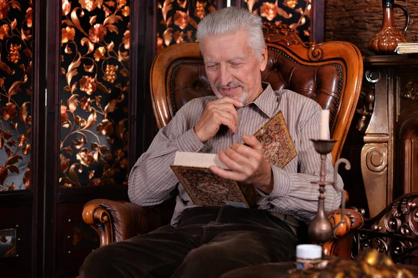 Senior Man Preparing Dinner Kitchen — Stock Photo, Image