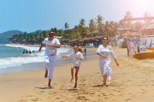 Familia Feliz Playa Corriendo — Foto de Stock