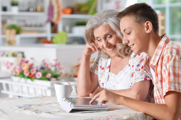 Gelukkig Senior Vrouw Met Jongen Met Behulp Van Tablet Thuis — Stockfoto