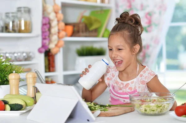 Retrato Linda Chica Haciendo Ensalada Cocina — Foto de Stock