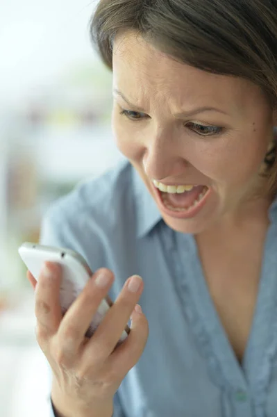 Close Uma Mulher Gritando Telefone Celular — Fotografia de Stock