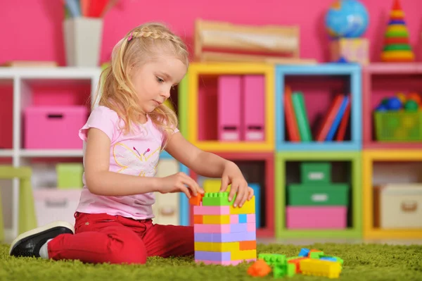 Felice Simpatica Bambina Che Gioca Con Cubi — Foto Stock