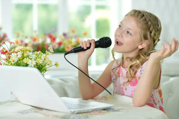 Bambina Con Computer Portatile Che Canta — Foto Stock