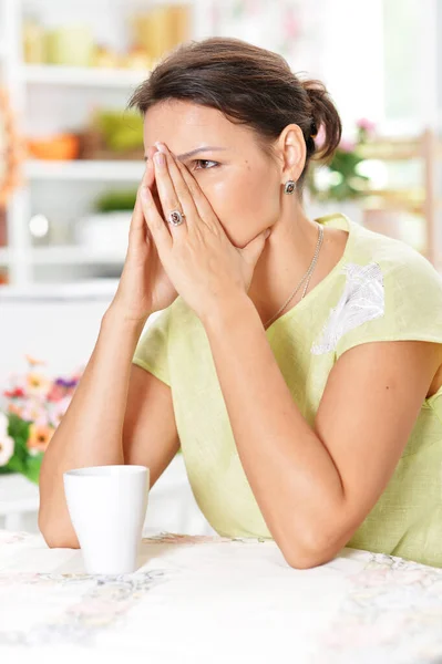 Retrato Una Joven Hermosa Mujer Con Una Taza Mesa — Foto de Stock