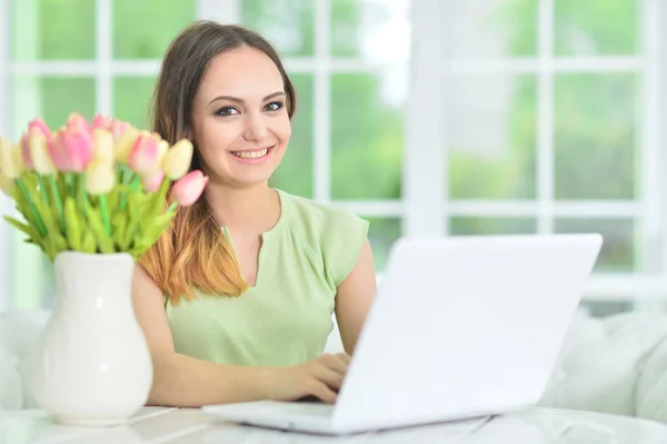 Jovem Mulher Negócios Com Laptop Escritório — Fotografia de Stock