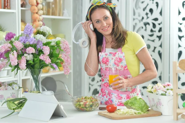 Retrato Una Hermosa Joven Con Auriculares Cocinando Cocina — Foto de Stock