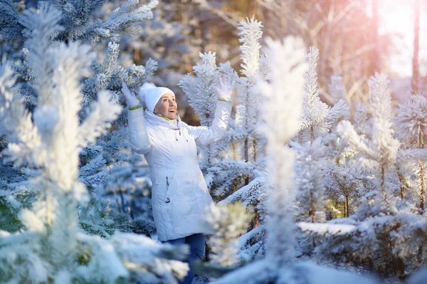 Šťastná Krásná Seniorka Pózující Zasněženém Zimním Parku — Stock fotografie