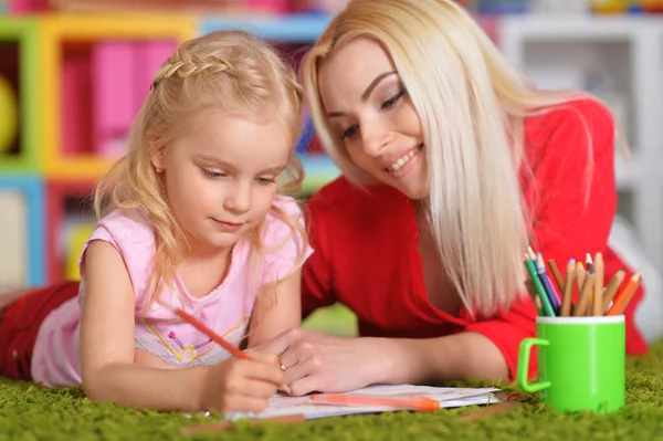 Beautiful Mother Daughter Drawing Her Little Girl — Stock Photo, Image