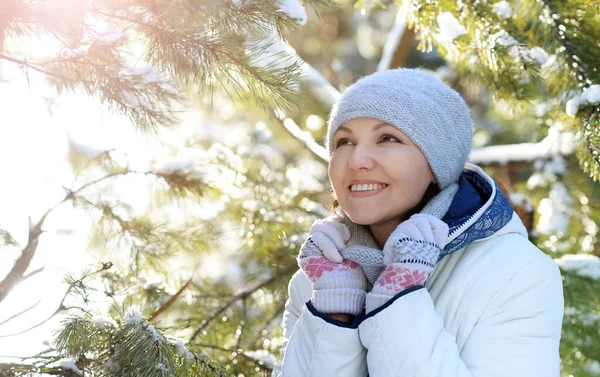 Karlı Kış Parkında Poz Veren Mutlu Genç Kadın — Stok fotoğraf