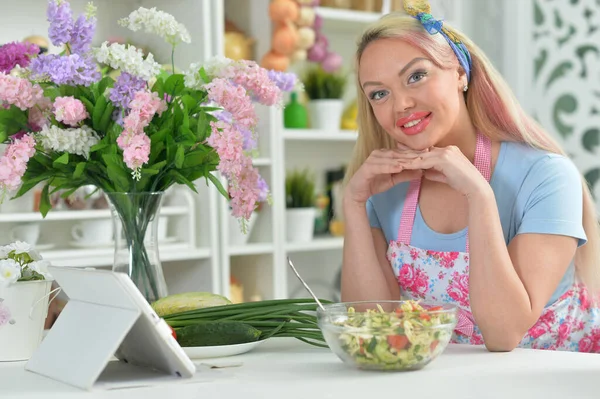 Ung Kvinna Matlagning Sallad Köket — Stockfoto