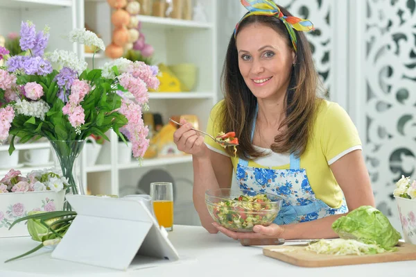 Portrait Beautiful Young Woman Cooking Salad Kitchen — Foto de Stock