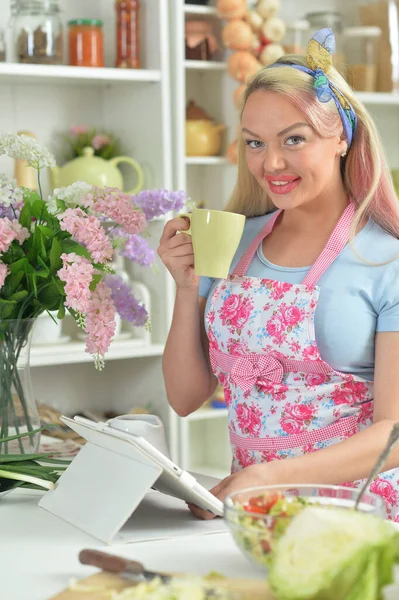 Ung Kvinna Matlagning Sallad Köket — Stockfoto