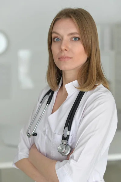 Retrato Doctora Sonriente Hospital — Foto de Stock