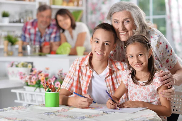 Família Feliz Com Crianças Casa Desenho — Fotografia de Stock