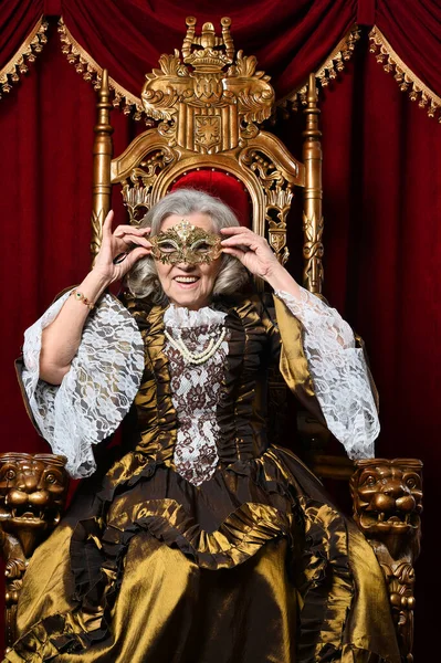 Happy Beautiful Senior Queen Mask Throne — Fotografia de Stock