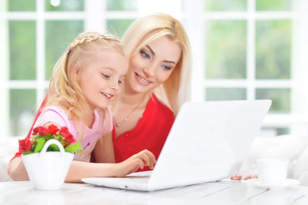 Mãe Filha Usando Laptop — Fotografia de Stock