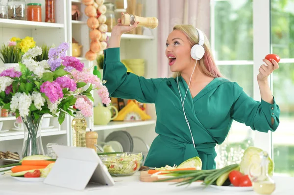 Young Woman Headphones Cooking Healthy Food Kitchen — Stockfoto
