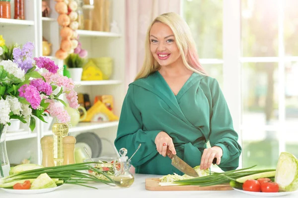 Jovem Mulher Cozinhar Comida Saudável Cozinha — Fotografia de Stock