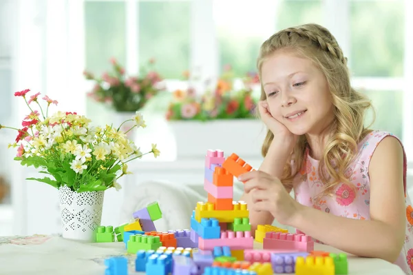 Boldog Aranyos Kislány Játszik Kockákkal — Stock Fotó