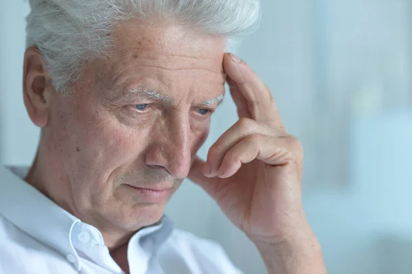 Retrato Triste Anciano Enfermo Con Dolor Cabeza — Foto de Stock