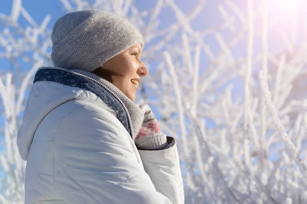 Glückliche Junge Frau Posiert Verschneiten Winterpark — Stockfoto