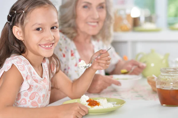 Mutlu Büyükanne Torununun Portresi Evde Yemek Yiyor — Stok fotoğraf