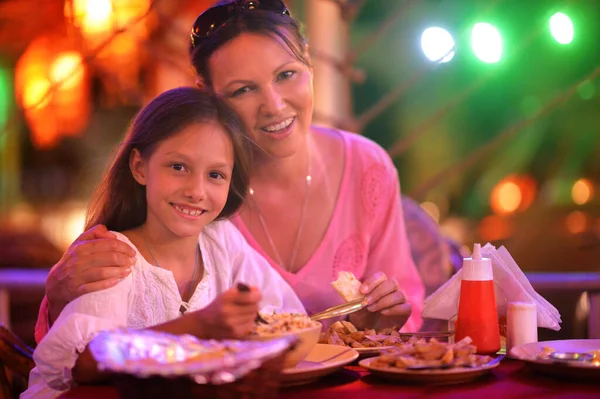 Feliz Madre Hija Comiendo Cafetería Juntos — Foto de Stock