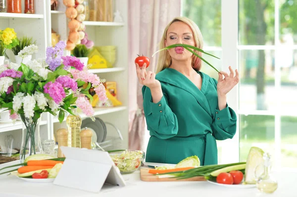 Giovane Donna Che Cucina Insalata Cucina — Foto Stock