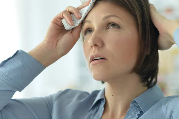 Schöne Junge Kranke Frau Mit Kopfschmerzen Hause — Stockfoto