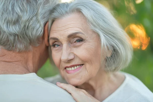 Piękne Biały Starszy Para Przytulanie — Zdjęcie stockowe