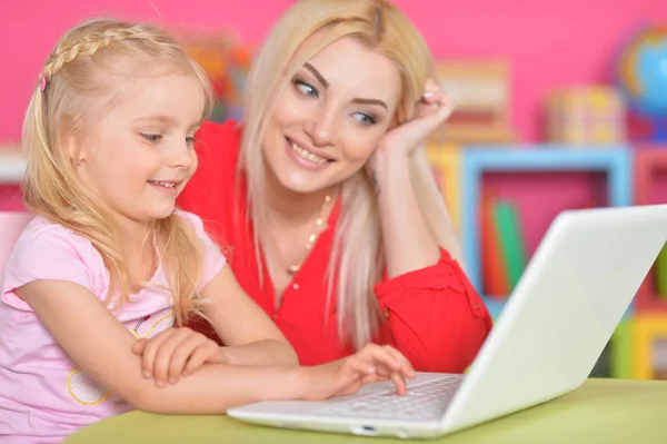Anne Kızı Dizüstü Bilgisayar Kullanıyor — Stok fotoğraf